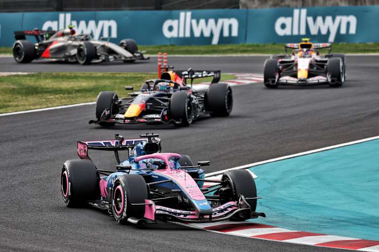 Pierre Gasly vor Max Verstappen