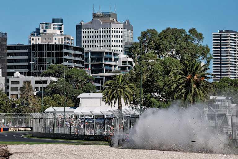 Max Verstappen bretterte sich im zweiten Melbourne-Training durchs Kiesbett
