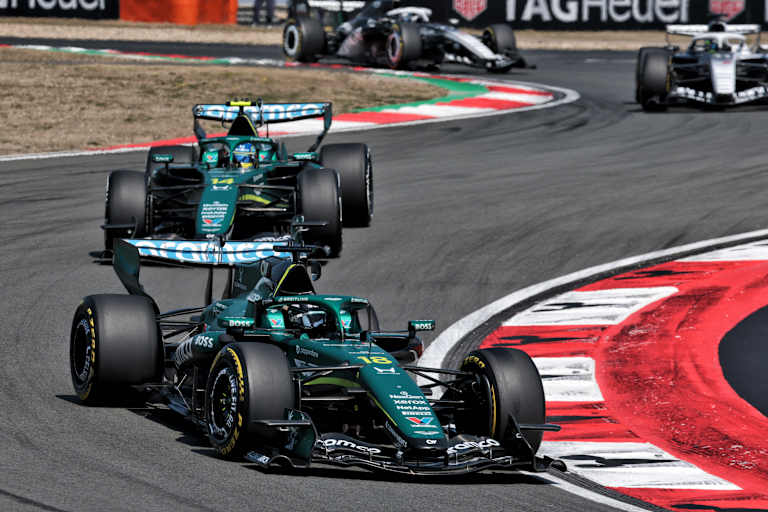 Lance Stroll vor Fernando Alonso (Aston Martin)