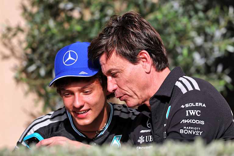 Was sie sich wohl gerade anschauen? Kimi Antonelli und Toto Wolff
