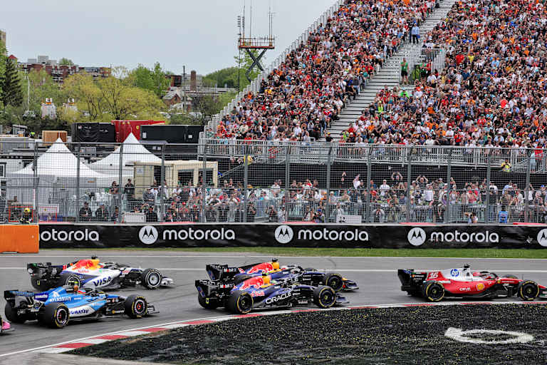 Max Verstappen (Mitte oben) im Getümmel der ersten Kurve