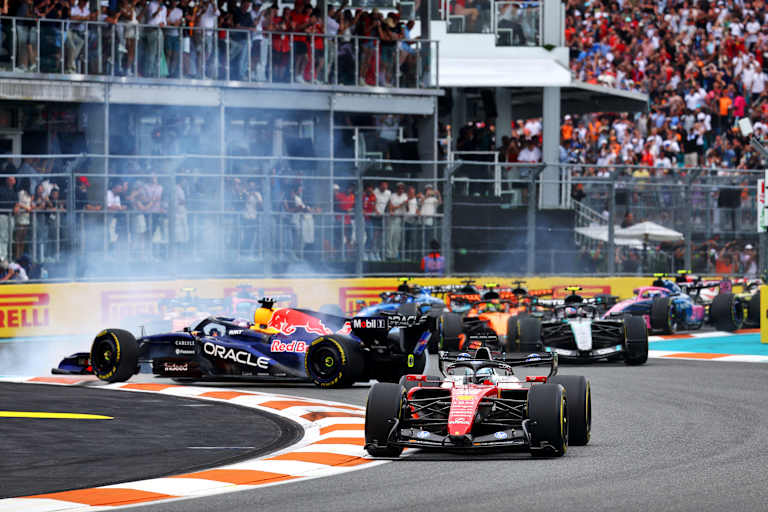 Max Verstappen mit einem Dreher kurz nach dem Start