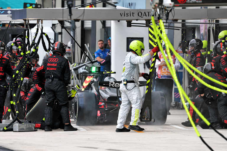 Gabriel Bortoleto beim Boxenstopp