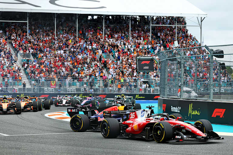 Nach dem Start war die Welt für Ferrari-Ass Charles Leclerc noch in Ordnung