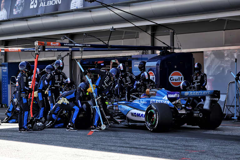 Alex Albon verbrachte 14 Minuten beim Boxenstopp