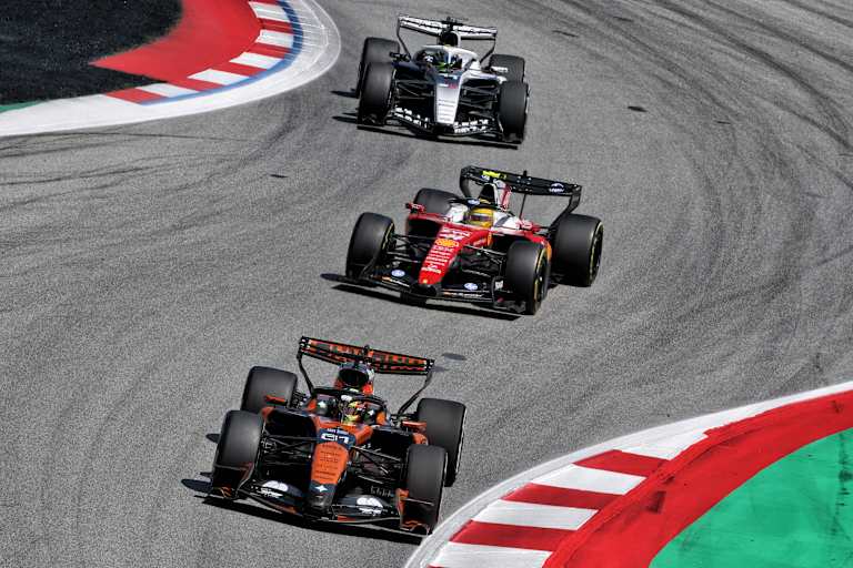 Oscar Piastri vor Lewis Hamilton