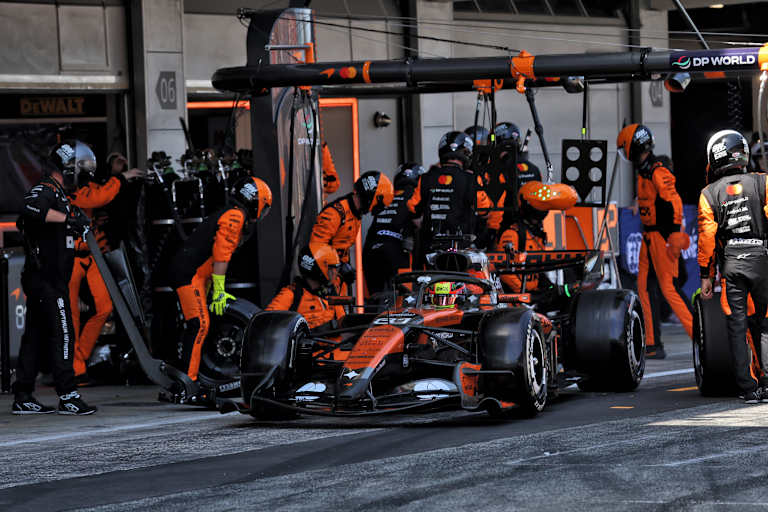 Oscar Piastri beim Boxenstopp in Barcelona