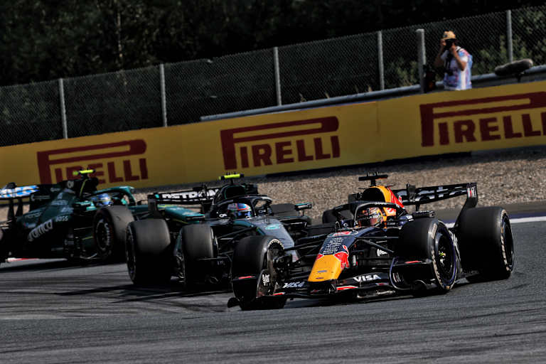 Kimi Antonelli jagt Max Verstappen