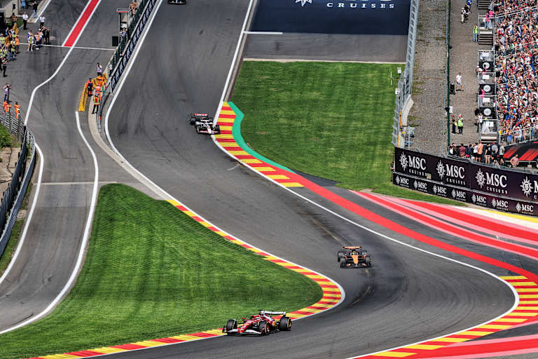 In der berühmten Eau Rouge-Senke