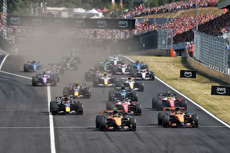 Kurz nach dem Start zum Ungarn-GP, Ferrari schon im Hintertreffen