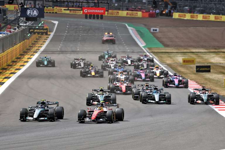 Kurz nach dem Start zum Silverstone-Sprint – Antonelli gegen Hamilton