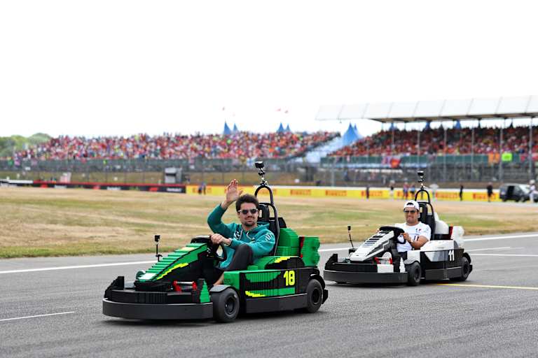 Lance Stroll bei der Fahrerparade vor dem Rennen in Lego-Autos 