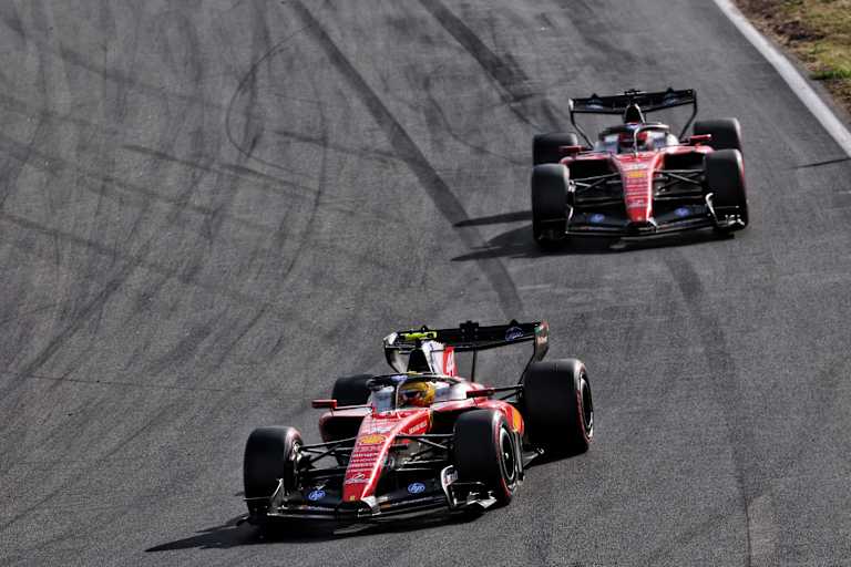 Lewis Hamilton vor Charles Leclerc