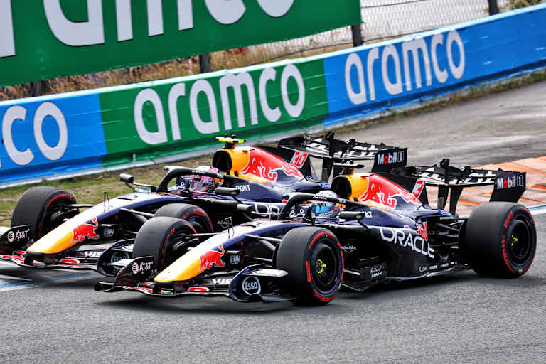 Max Verstappen (v.) und Liam Lawson zu Rennbeginn in Zandvoort