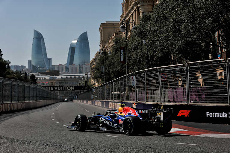 Isack Hadjar auf dem Baku City Circuit, im Hintergrund die Flame Towers