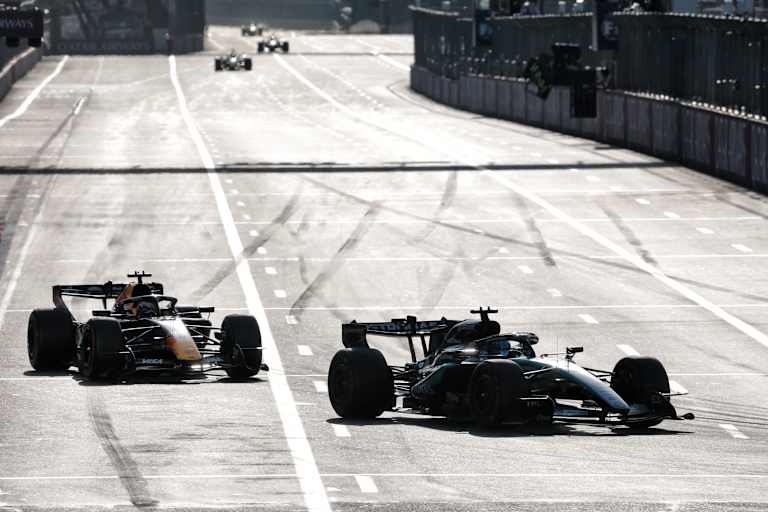 George Russell siegte mit Max Verstappen im Nacken