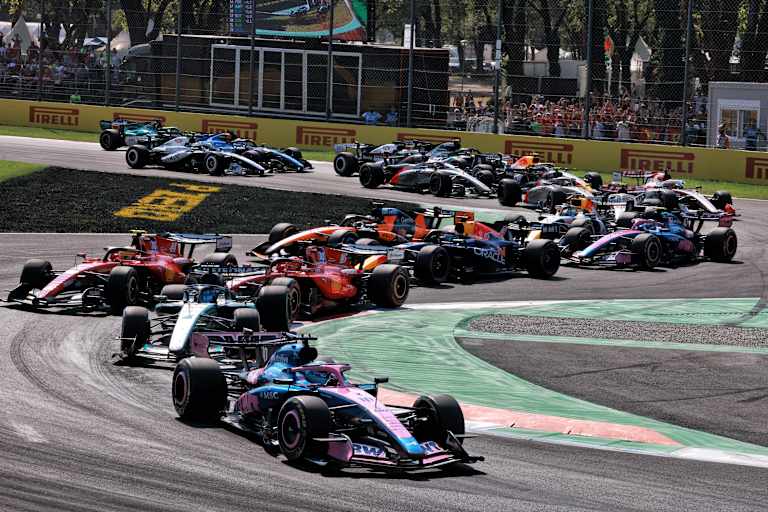 Pierre Gasly führte das Monza-Rennen nach dem Start von Pole kurzzeitig an