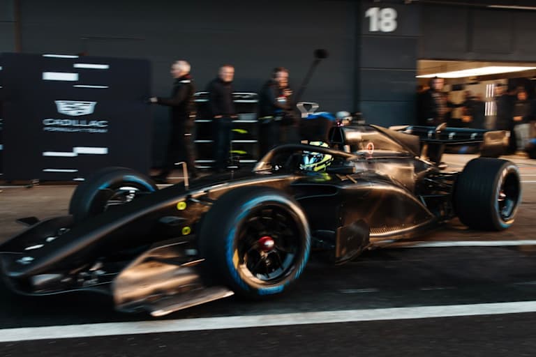 Erster Funktionstest von Cadillac – am Lenkrad sitzt hier Sergio Pérez