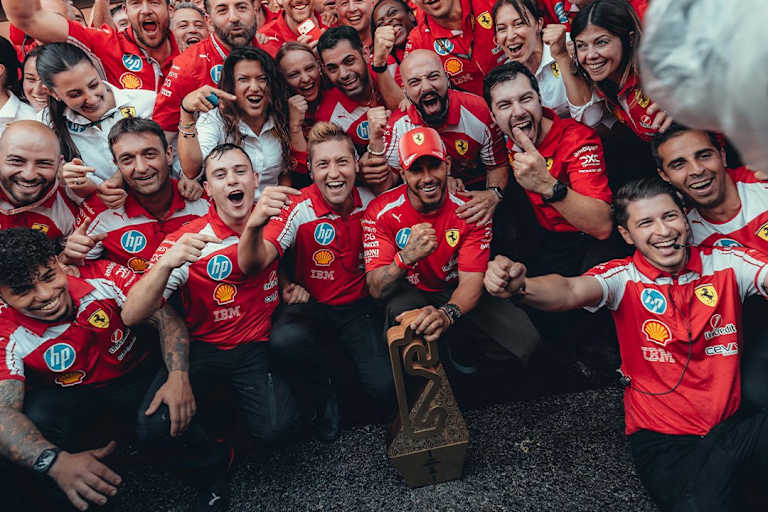 Lewis Hamilton feiert den Barcelona-Sieg mit seiner Scuderia Ferrari