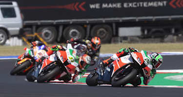 Alex Lowes vor seinem Bimota-Teamkollegen Axel Bassani