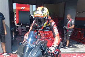 Philipp Öttl auf der neuen Ducati Panigale V2 für 2027