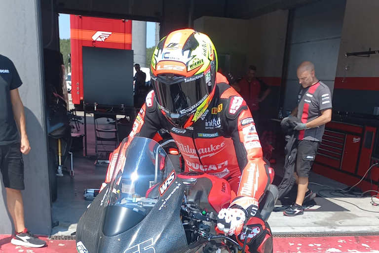 Philipp Öttl auf der neuen Ducati Panigale V2 für 2027
