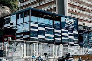 Das Cadillac-Motorhome in Monaco vom Hafen aus gesehen
