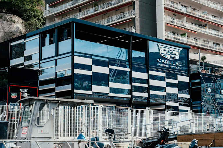 Das Cadillac-Motorhome in Monaco vom Hafen aus gesehen