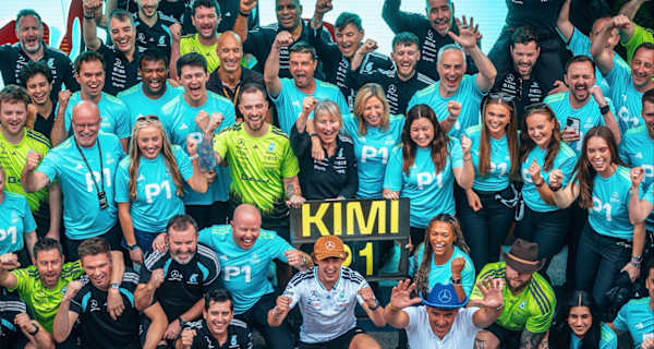 Kimi Antonelli feiert mit der Mercedes-Mannschaft den Sieg beim USA-GP