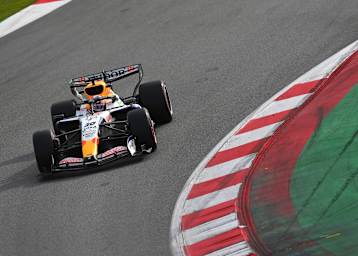 Liam Lawson in Spanien an der Arbeit mit dem Auto der Racing Bulls