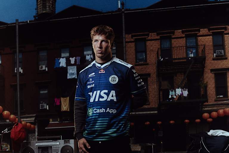Liam Lawson im Racing Bulls FC-Shirt