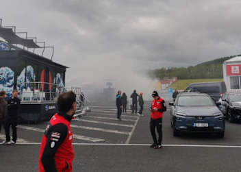 Rauch hüllte das Fahrerlager des Autodrom Most am Donnerstagmittag