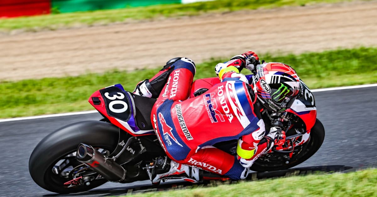 Jonathan-Rea-im-Suzuka-Qualifying-vorn-Honda-nur-durch-Regen-zu-stoppen-
