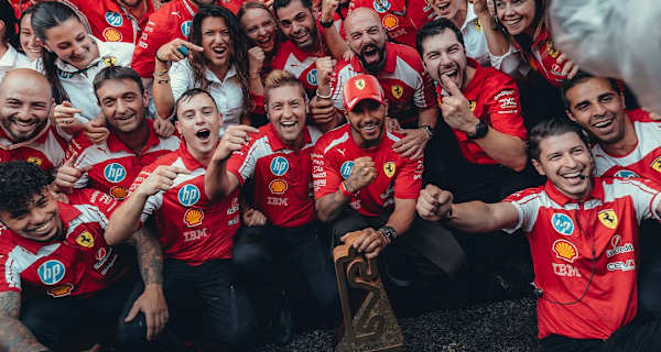 Lewis Hamilton feiert den Barcelona-Sieg mit seiner Scuderia Ferrari