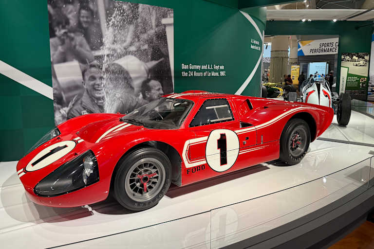 Der Le Mans-Siegerwagen von Gurney 1967 steht im Ford-Museum