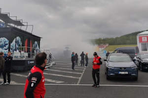 Rauch hüllte das Fahrerlager des Autodrom Most am Donnerstagmittag