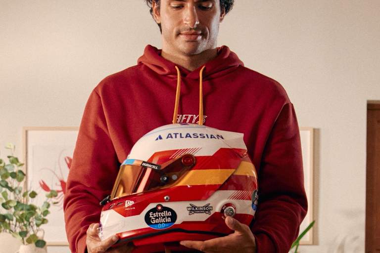 Mit diesem Helm fährt Carlos Sainz beim Heimrennen