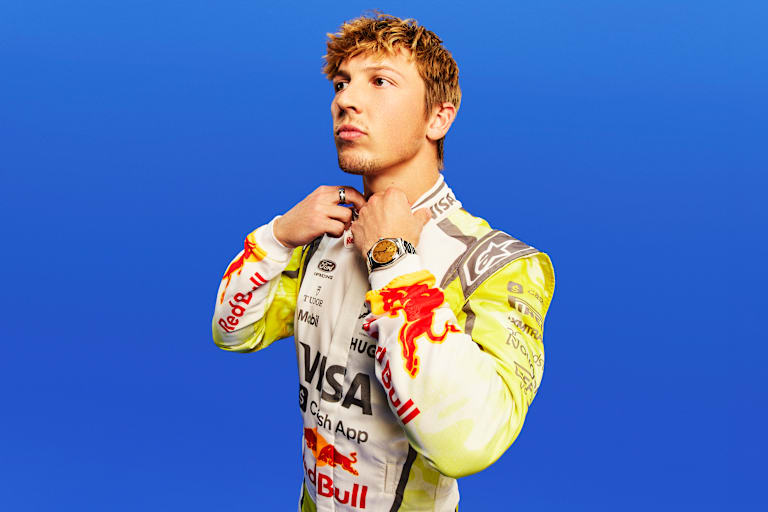 Auch die Rennanzüge wurden an die Speziallackierung angepasst