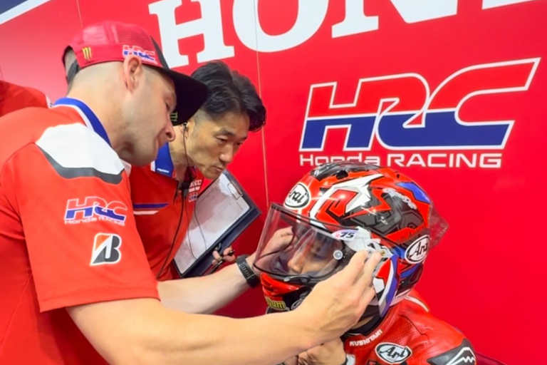 Jonathan Rea hilft wo er kann
