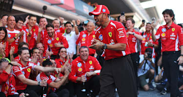 Lewis Hamilton feierte seinen Sieg ausgelassen mit der Ferrari-Mannschaft