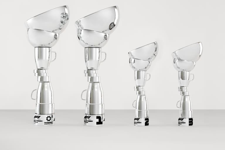 Die Trophäen für den Italien-GP (links Konstrukteur, dann Top-3)