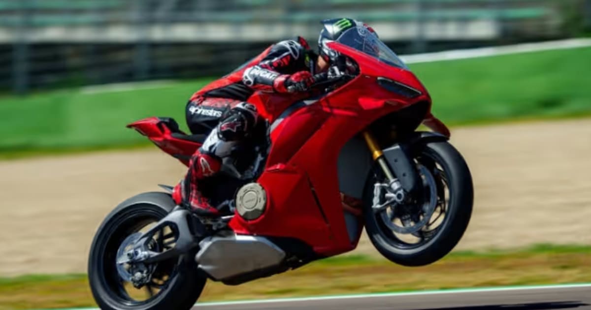 Ducati-Panigale-V4R-Mit-MotoGP-Schaltschema-gegen-Verschalter-