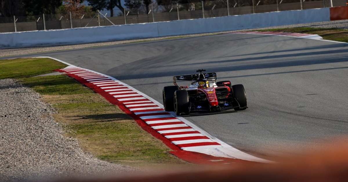 Lewis-Hamilton-Ferrari-nach-Dreher-Es-ist-zu-kalt-f-r-diese-Reifen-