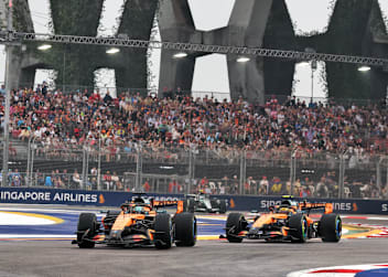 Die beiden McLaren im Singapur-Sprint, bald kracht es