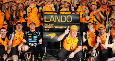 Zak Brown mit Lando Norris und Oscar Piastri