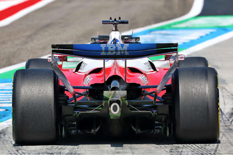 Der Ferrari mit Zusatzflügel hinter dem Auspuff