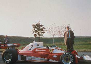 Enzo Ferrari Anfang 1976 auf der firmeneigenen Testbahn Fiorano