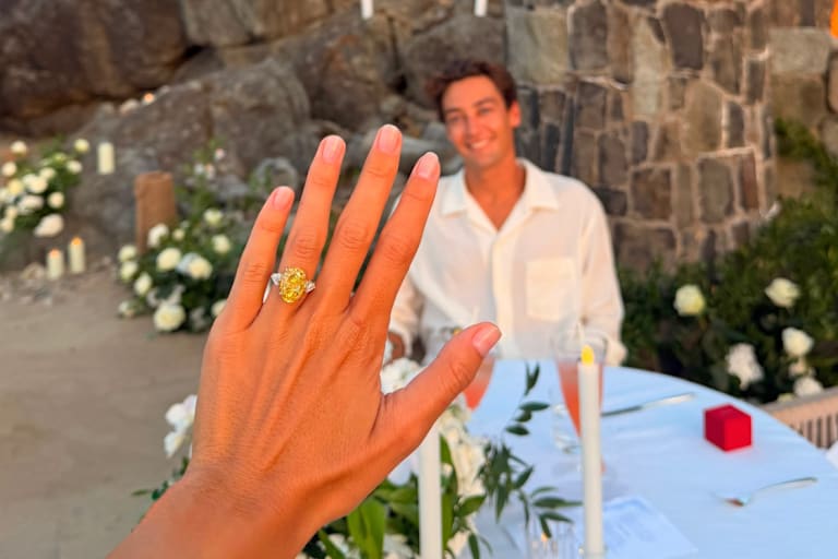 Die Spanierin zeigt ihren Ring, George ist happy