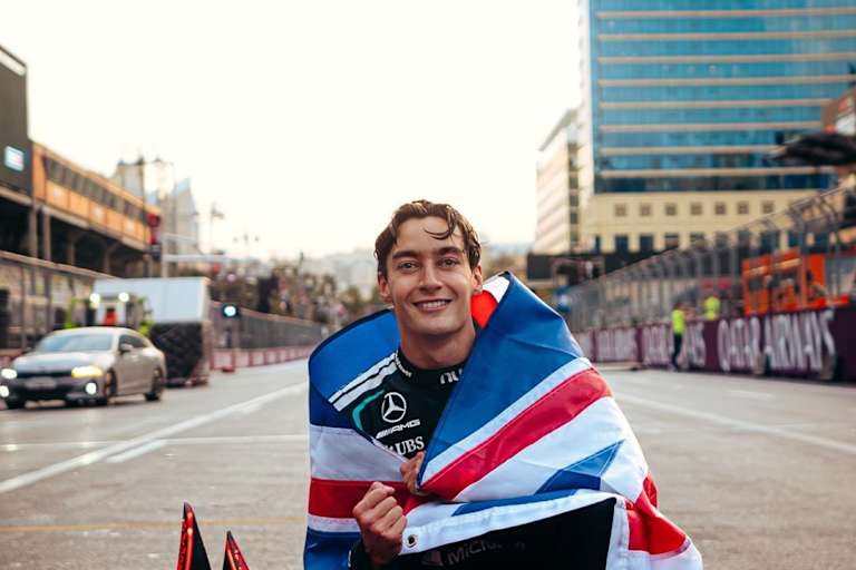 Mercedes-Ass George Russell nach seinem Sieg in Baku