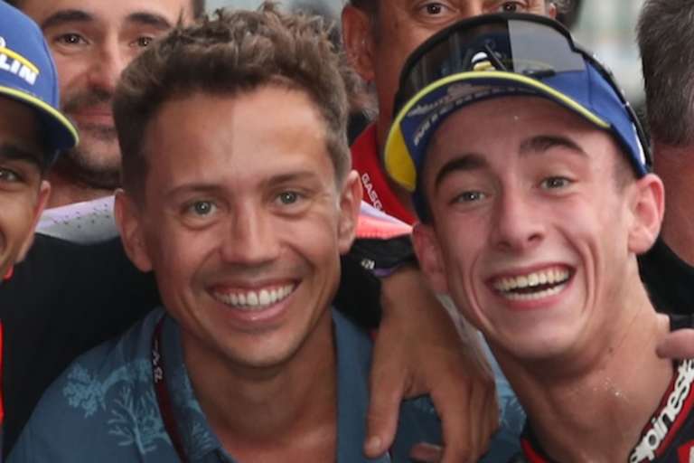 Spanisches Trio: Manager Albert Valera mit Jorge Martin und Pedro Acosta